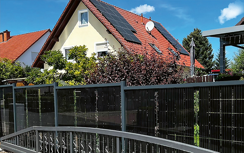 Sichtschutz mit Stromgewinn